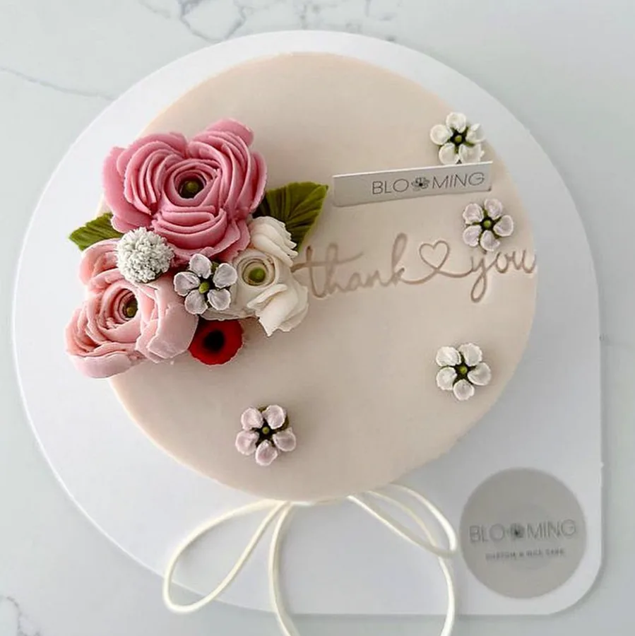 A hand piped Blooming flower rice cake